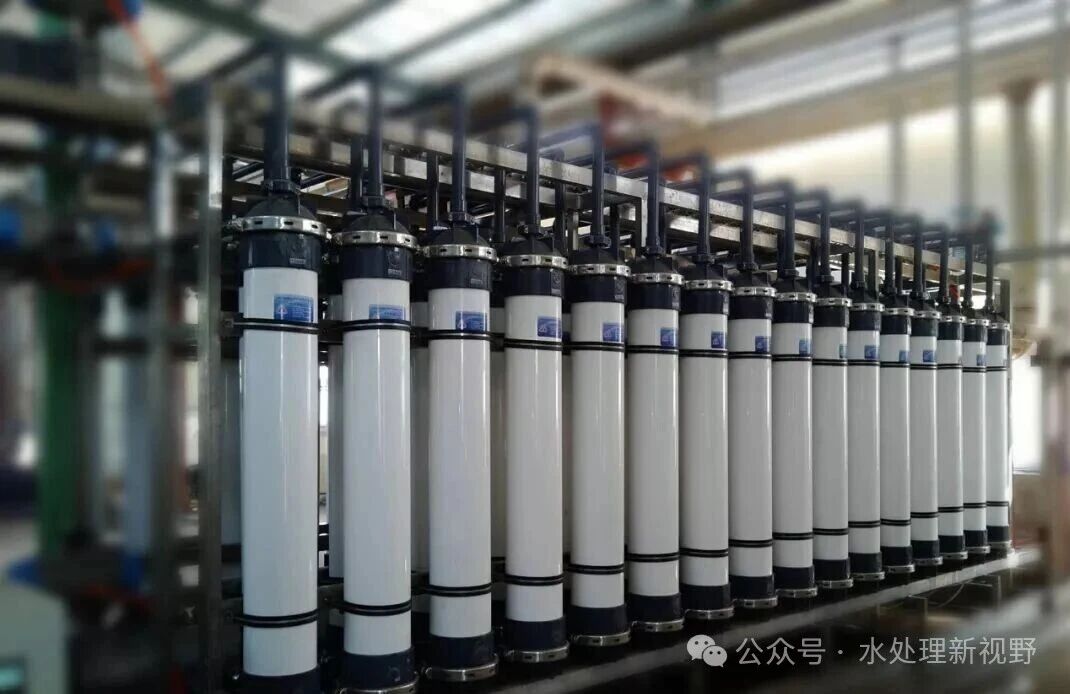 超滤膜是最早开发的高分子膜之一,是一种额定孔径范围为0.001~0.02微米的微孔过滤膜。在膜的一侧施加适当压力,溶液中的溶剂以及一部分分子量较低的溶质从超滤膜的微小孔隙中穿透到膜的另一边,而分子量较高的溶质或一些乳化胶束团被截留,从而达到过滤分离的效果。