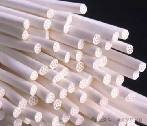 超滤膜是最早开发的高分子膜之一,是一种额定孔径范围为0.001~0.02微米的微孔过滤膜。在膜的一侧施加适当压力,溶液中的溶剂以及一部分分子量较低的溶质从超滤膜的微小孔隙中穿透到膜的另一边,而分子量较高的溶质或一些乳化胶束团被截留,从而达到过滤分离的效果。
